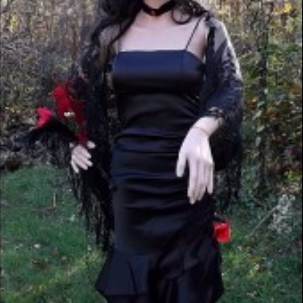 Vampiress Wedding Dress and accessories. Size XS - Picture 3 of 8